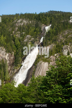 Cascata gigantesca in alto flusso. Cascate Shannon, appena a sud di Squamish BC, Canada Foto Stock