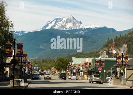 Cleveland Avenue, la strada principale di Squamish, BC, con Garibaldi parcheggiare in background. Foto Stock