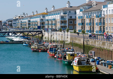 Barche da pesca e appartamenti a Brighton Marina, Sussex, Inghilterra. Foto Stock