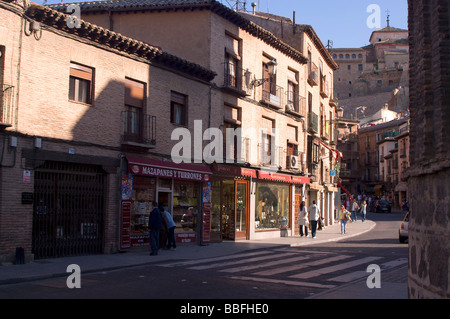 Scena di strada Toledo, Castilla la Mancha, in Spagna, Ue. Calle de la ciudad de Toledo, Castilla la Mancha, España, UE Foto Stock