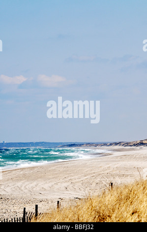 Mare mosso con onde che si infrangono sulla battigia a 'sandy collo Beach' in sandwich e Barnstable "Cape Cod " STATI UNITI D'AMERICA Foto Stock