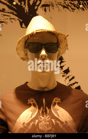 Manichino in una vetrina per il Brent Cross Shopping Centre di Londra, Inghilterra, Regno Unito Foto Stock