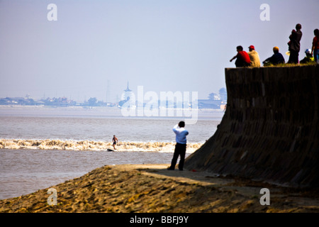 La Cina, nella provincia di Zhejiang, Hangzhou. Fiume Qiantang. Navigare il foro di marea, noto come 'l'Argento Drago' Foto Stock