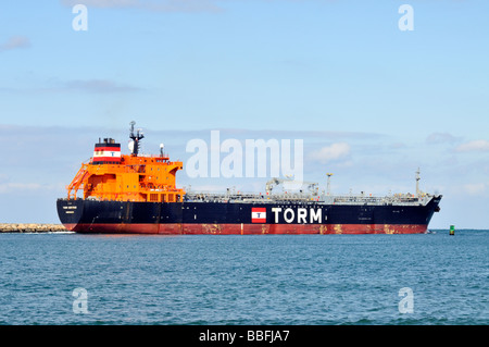 Danese raffinato combustibile petroliera Storm Gertrud passando un pontile e si avvicina al canale verde marcatore nel canale di Cape Cod Foto Stock