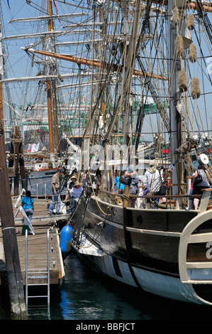 I visitatori sono i benvenuti a bordo del classico stile vecchia tall ships inserito lungo il canale principale del porto di Los Angeles Foto Stock