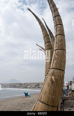 Sottolineato totora reed zattere percorse dai pescatori. Huanchaco, una spiaggia e vacanze città nel nord della città di Trujillo, Perú. Foto Stock