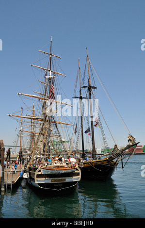 Classico stile vecchia tall ships inserito lungo il canale principale del porto di Los Angeles durante il Festival della vela Foto Stock