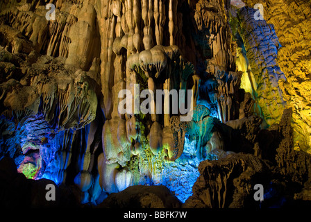 Calcare stalattiti e stalagmiti in forme astratte all'interno della Grotta del Flauto di Canna, Guilin, Cina Foto Stock