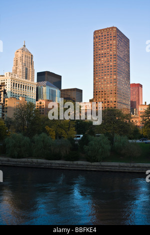 Gli edifici lungo il fiume Chicago prima cunset Foto Stock