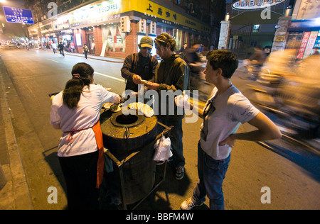 Cina Shanghai, Huangpu District, cibo di strada. Foto Stock