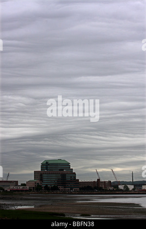 Insolito nuvole Nimbostratus formano un disegno nel cielo di New Haven Connecticut USA Foto Stock