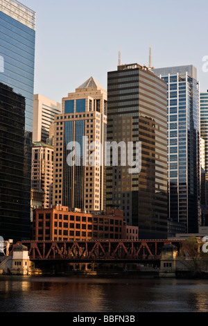 Lake Street bridge e il centro cittadino di edifici lungo il fiume Chicago Foto Stock