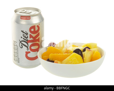 Macedonia di frutta con bevande di cola Foto Stock