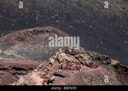 Gli escursionisti sul cratere del vulcano Teneguía, La Palma Isole Canarie Spagna, Europa Foto Stock