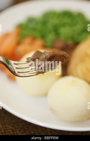 Appena cucinata bistecca di manzo e Ale torta con verdure servita su una piastra con n. di persone Foto Stock