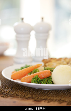 Pane appena sfornato una sana torta di pesce con verdure e nessun popolo Foto Stock