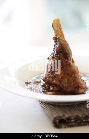 La gamba di agnello in salsa Foto Stock