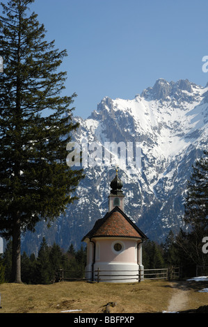 Tipica cappella alpina nei pressi di Lautersee, Mittenwald, Baviera, Germania Foto Stock