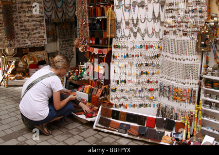 Africa, Nord Africa, Marocco, Fes, Fès el Bali, vecchio Fes, Medina, la Città Vecchia, il negozio di fronte Foto Stock