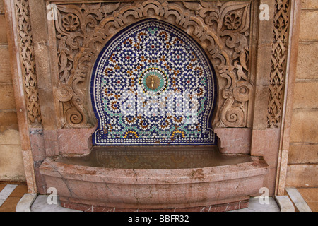 Africa, Nord Africa, Marocco, Rabat, Rabat-Sale, Riad Dar El Mouhit, stile moresco, Outdoor fontana a muro Foto Stock