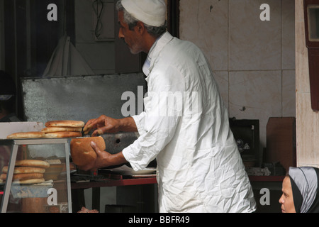 Africa, Nord Africa, Marocco, Fes, Fès el Bali, vecchio Fes, Medina, Città Vecchia, alimentari, panetteria, la cottura del pane marocchino Foto Stock