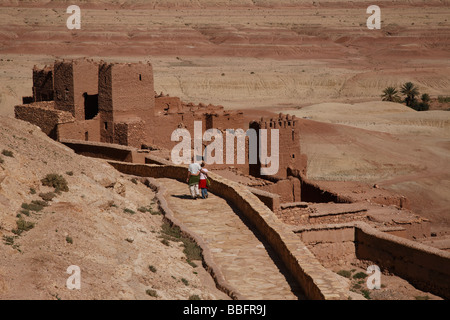 Africa, Nord Africa, Marocco, Atlas Regione, Ouarzazate, Ait Benhaddou, Kasbah, deserto pietroso, giovane Foto Stock