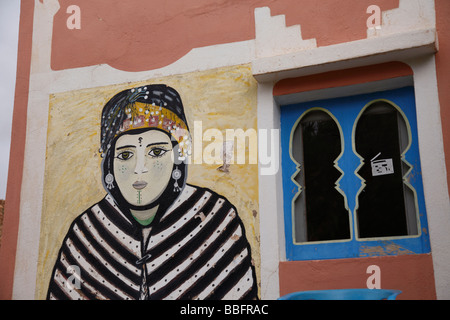 Africa, Nord Africa, Marocco, Atlas Regione, Todra Gorge, Tamtatouchte Village, edificio dipinto di donna Berbera Foto Stock