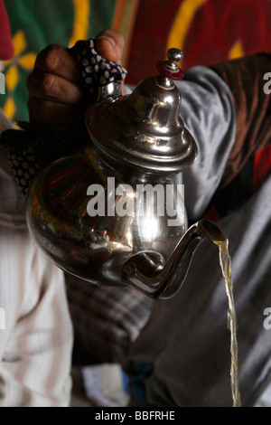 Africa, Nord Africa, Marocco, Meknes, mano versando il tè Foto Stock