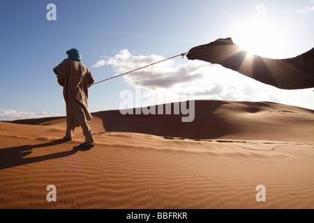 Africa, Nord Africa, Marocco deserto del Sahara, Merzouga Erg Chebbi, Berber Tribesman cammello leader Foto Stock