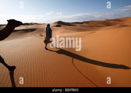 Africa, Nord Africa, Marocco deserto del Sahara, Merzouga Erg Chebbi, Berber Tribesman cammello leader Foto Stock