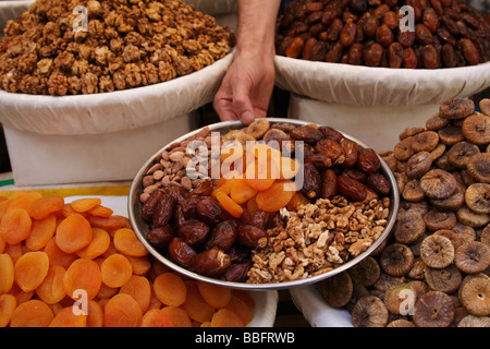 Africa, Nord Africa, Marocco, Fes, Fès el Bal, vecchio Fes, Medina, Città Vecchia, mercato, frutta e noci Foto Stock