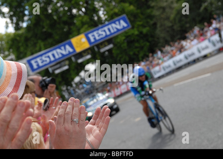 Piloti e la folla Tour de France 2007 Londra prova a tempo Foto Stock