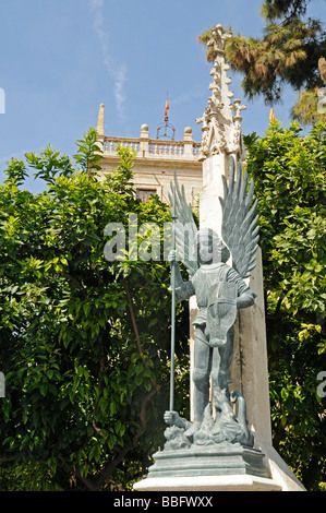 La scultura, Angelo, Palacio, Palau de la Generalitat, sede del governo, Plaza de la Virgen Square, Valencia, Spagna, Europa Foto Stock