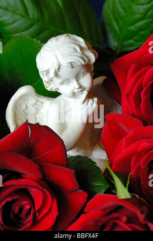 Angelo in ceramica figurine con rose rosse Foto Stock