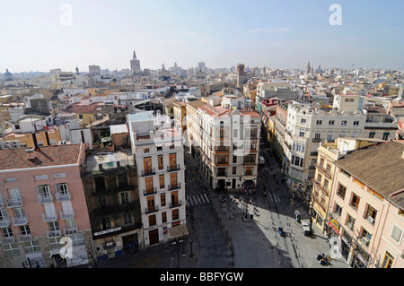 Vista su Plaza Fueros e la città dalle porte della città, Torres de Serranos, Valencia, Spagna, Europa Foto Stock