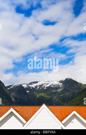 Il tetto e le montagne in Norvegia Foto Stock