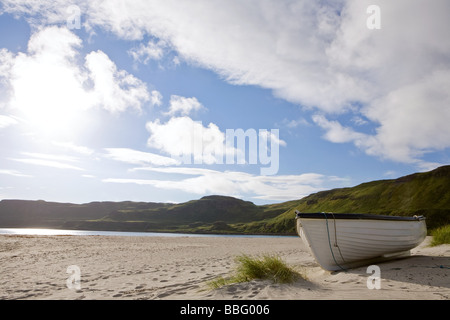 Una barca a remi su una spiaggia a Isle of Mull Foto Stock