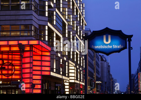 La nuova area dello shopping della capitale, con illuminata Quartier 206 e l'ingresso della stazione metropolitana di Franzoesische S Foto Stock