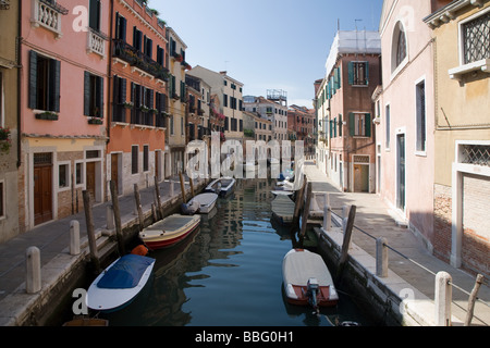 Barche ormeggiate su un canale di Venezia Foto Stock