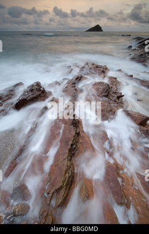 Baia di Wembury tempesta su grande Mewstone Devon UK Foto Stock