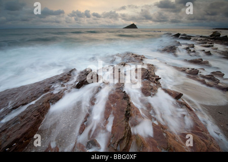 Baia di Wembury tempesta su grande Mewstone Devon UK Foto Stock