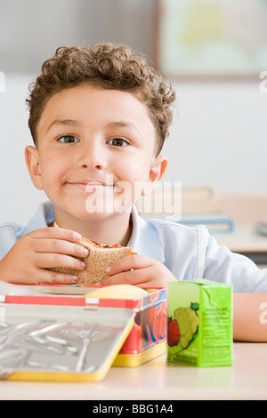 Scolaro con pranzo al sacco Foto Stock