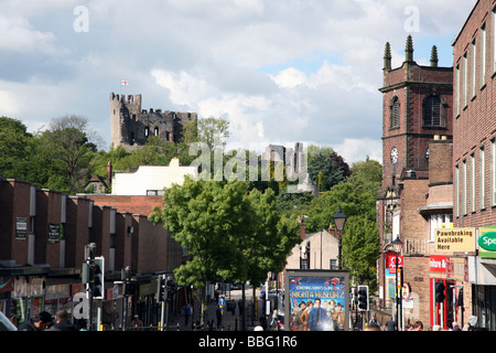 Dudley Castello che domina il centro città, West Midlands Foto Stock