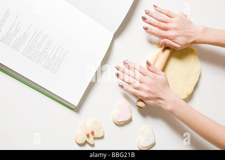 Donna fare biscotti Foto Stock