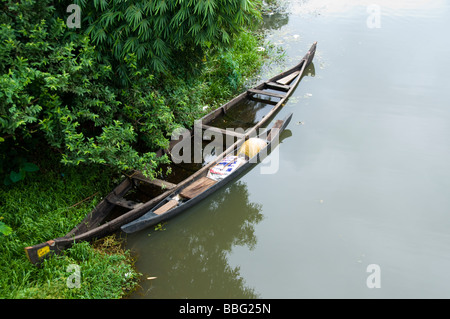 Il vecchio paese di legno barca ormeggiata in lagune del Kerala india Foto Stock