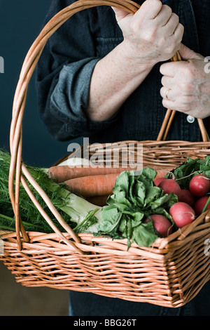 Persona con cesto di verdure Foto Stock