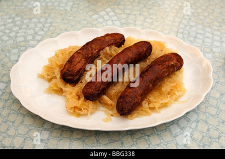 Tre salsicce Francone con i crauti su una piastra, Ratisbona, Alta Franconia, Baviera, Germania, Europa Foto Stock