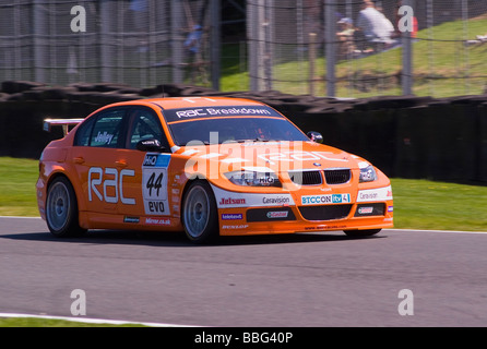 Il team RAC BMW 320si Auto Racing nel British Touring Car Championship ad Oulton Park Motor Racing circuito cheshire england Foto Stock