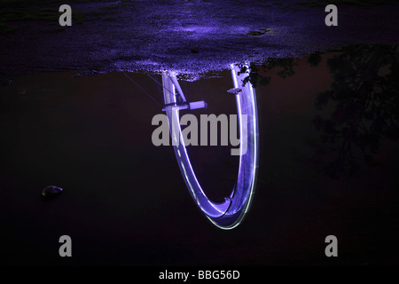 London Eye riflesso nella pozza Foto Stock