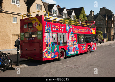 Gita turistica a sommità aperta bus rosso a Oxford Inghilterra UK UE Foto Stock